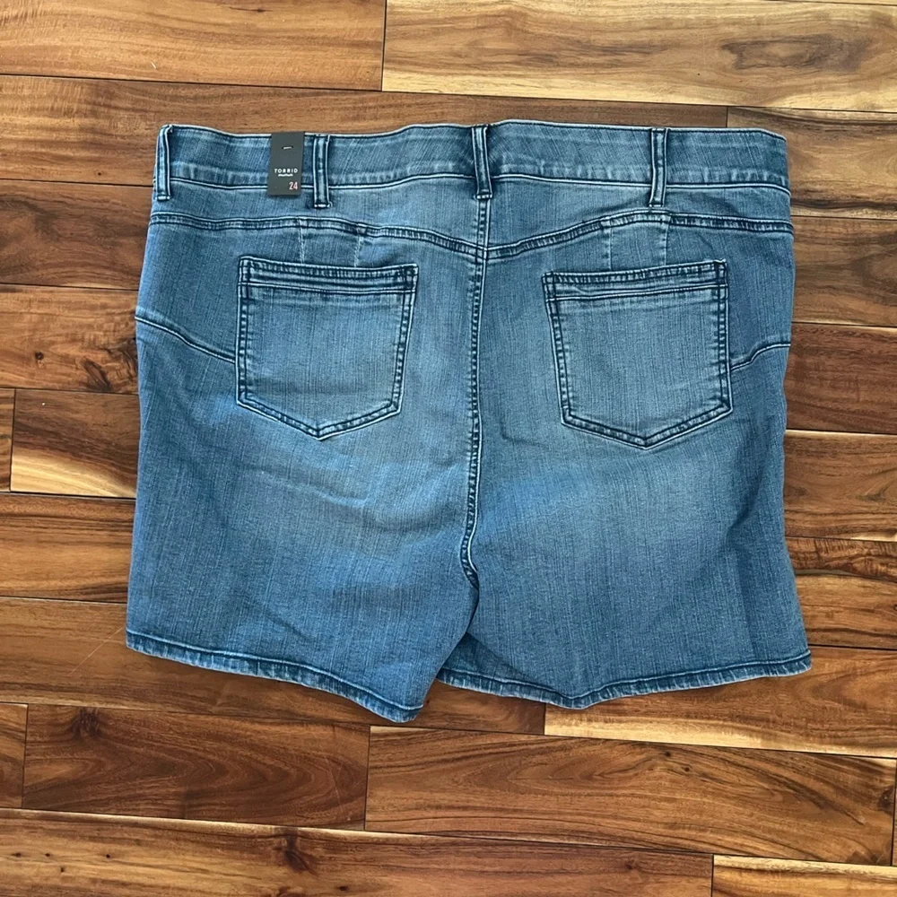 NWT Torrid 24 Denim Stretch Long Length Casual Shorts